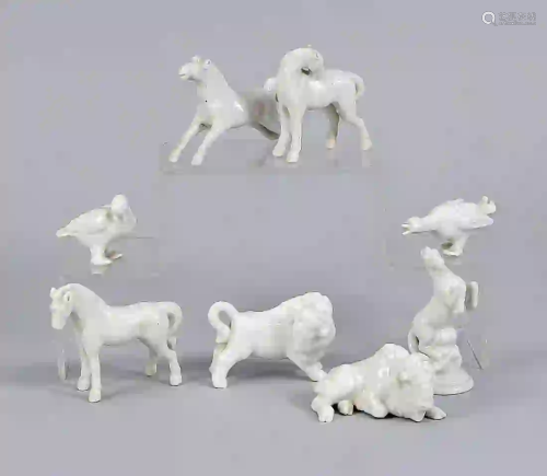 Eight miniature figures, white, 4 m