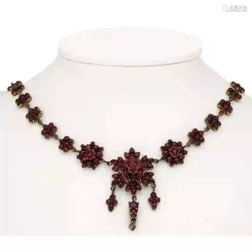 Garnet necklace doublÃ©, with round