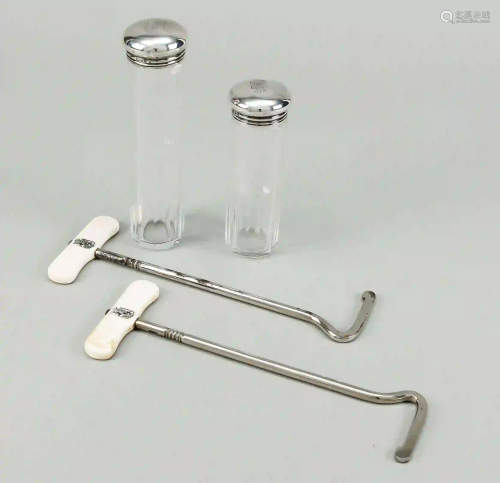 Two glass jars with silver lids, En