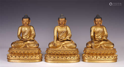 A SET OF CHINESE GILT BRONZE TRIKALEA BUDDHAS STATUE