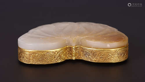 A CHINESE BUTTERFLY SHAPE WHITE JADE GOLD PAINTED LIDDED BOX