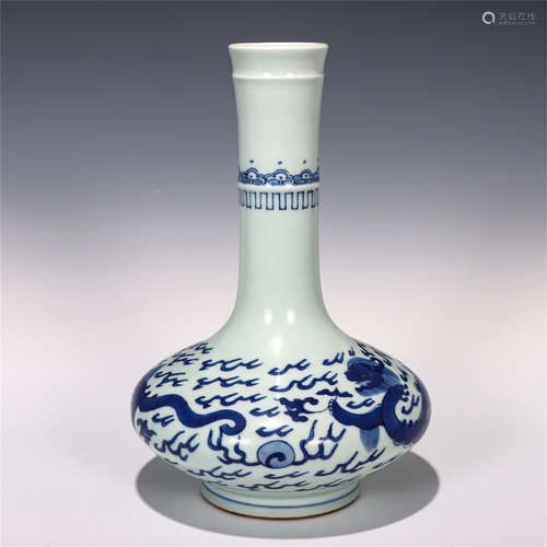 CHINESE BLUE&WHITE GRASS AND DRAGON PATTERN VASE WITH SLENDER NECK AND BULGING BELLY