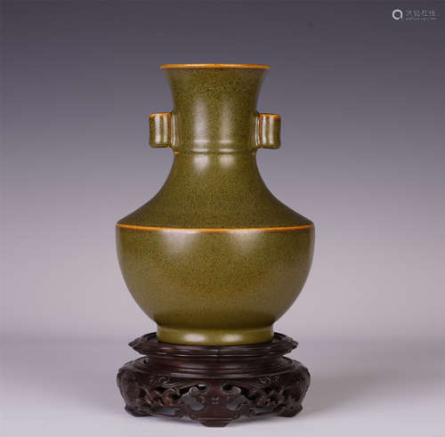 A CHINESE EEL-SKIN GLAZED ARROW VASE