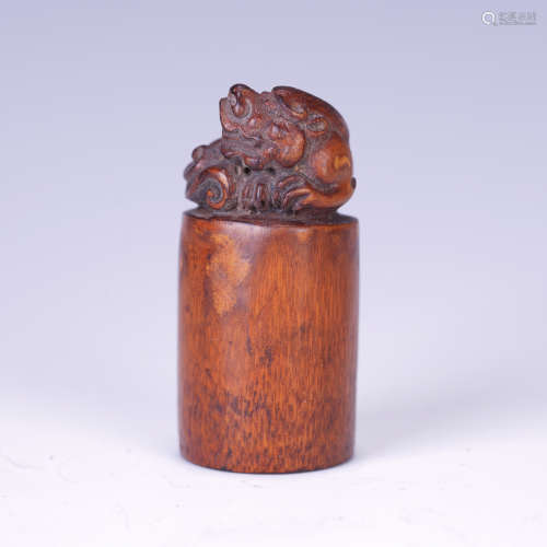 A CHINESE BAMBOO ROOT CARVING BEAST HANDLE SEAL MATERIAL