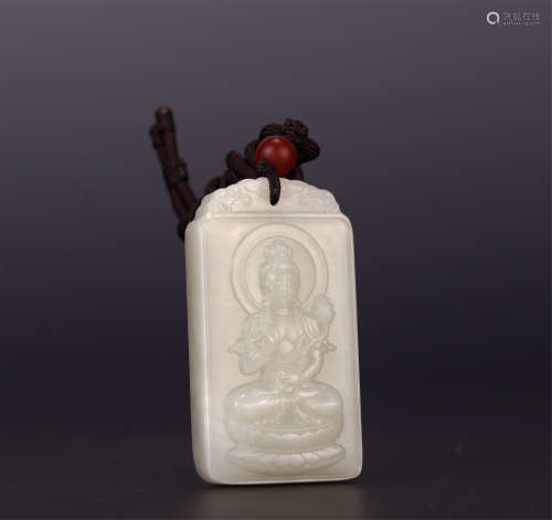 A CHINESE WHITE JADE CARVED GUANYIN JADE PENDANT