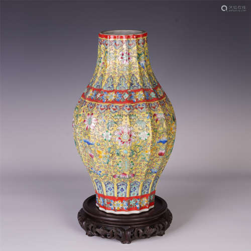 A CHINESE FAMILLE ROSE VIEWS VASE WITH FLOWERS PATTERN