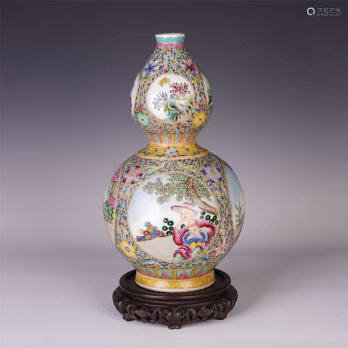 A CHINESE ENAMEL FLOWER GOURD VASE WITH FIGURE STORY PATTERN