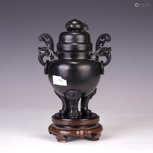 A CHINESE DOUBLE HANDLE TRIPOD SPINACH JADE LIDDED CENSER