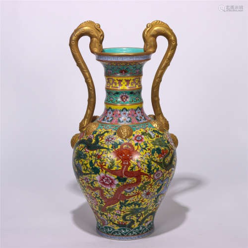 CHINESE YELLOW BOTTOM FAMILLE ROSE FIVE DRAGON PATTERN PORCELAIN VASE WITH GOLD PAINTED DRAGON HANDLE