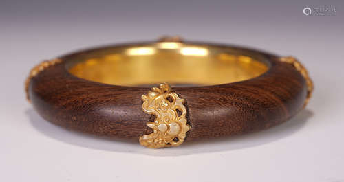 A CHINESE INLAID GILDING AGARWOOD BRACELET