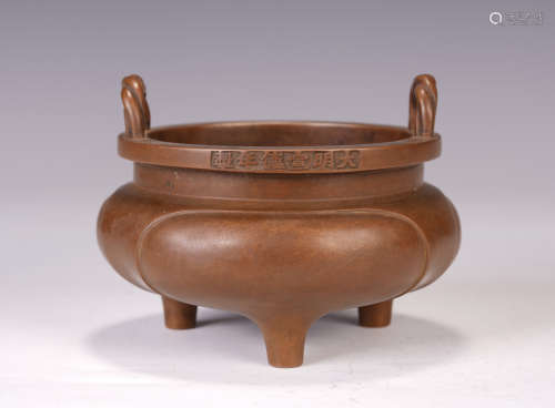 A CHINESE DOUBLE HANDLE TRIPOD BRONZE CENSER