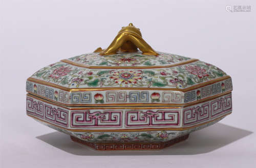 CHINESE FAMILLE ROSE PORCELAIN HEXAGONAL FRUITBOX WITH GOLD PAINTED FLOWER PATTERN