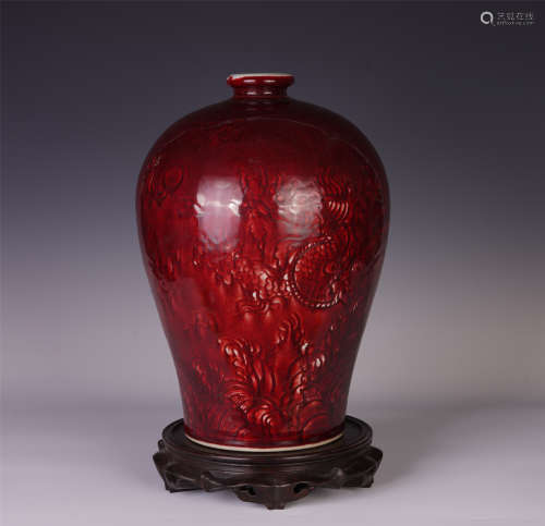A CHINESE RED GLAZE MEIPING VASE WITH DARK ENGRAVING FLOWERS PATTERN