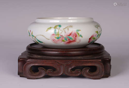 A CHINESE FAMILLE ROSE BRUSH WASHER WITH PATTERN LONGEVITY