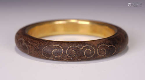 A CHINESE AGARWOOD GILDING BRACELET