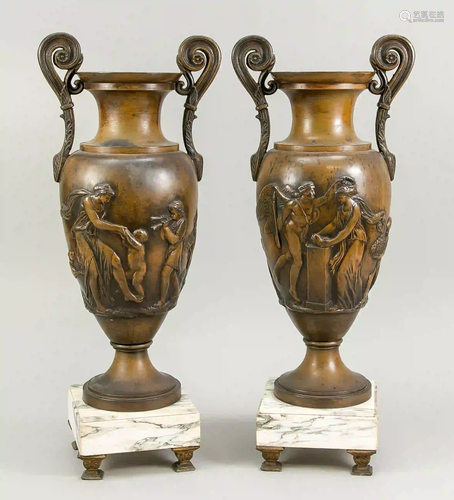 Pair of vase-shaped side plates, la