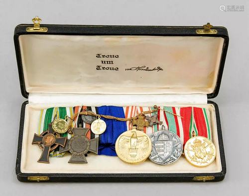 Medal clasp and chain in casket, pr