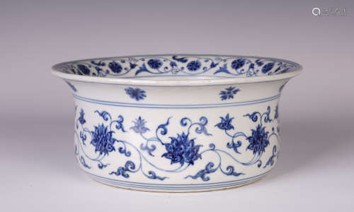 A CHINESE BLUE AND WHITE ENTWINE BRANCHES LOTUS PATTERN FOLDING EDGE BASIN