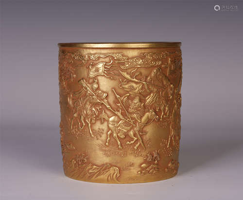 A CHINESE GOLD PAINTED DARK ENGRAVING FIGURE STORY BRUSH POT