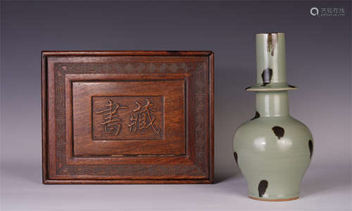 A CHINESE OLD KILN VIEWS VASE