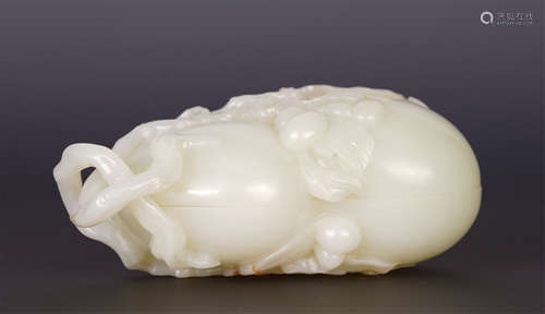 A CHINESE WHITE JADE GOURD LIDDED BOX