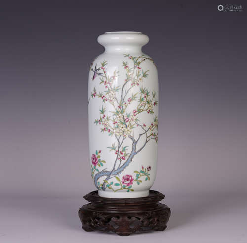 A CHINESE FAMILLE ROSE FLOWER AND BIRD PATTERN PLATE MOUTH VASE