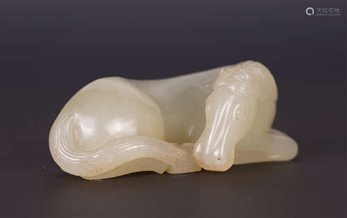 A CHINESE WHITE JADE CROUCHING HORSE TABLE ITEM