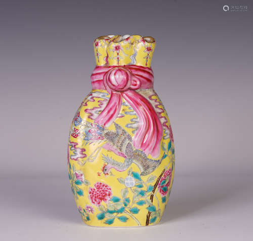 A CHINESE YELLOW BOTTPM FAMILLE ROSE PHOENIX PATTERN PACKING BOTTLE