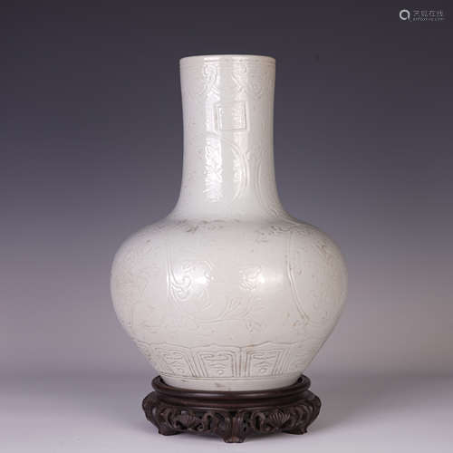 A CHINESE JINGDEZHEN YAO GLOBULAR-SHAPED VASE WITH DARK ENGRAVING FLOWERS PATTERN