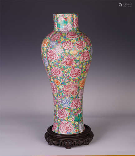 A CHINESE FAMILLE ROSE VIEWS VASE WITH HUNDREDS FLOWERS PATTERN