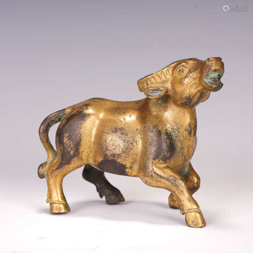 A CHINESE GILT BRONZE AUSPICIOUS BEAST PAPERWEIGHT