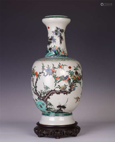 A CHINESE WUCAI FLOWER AND BIRD PATTERN VASE