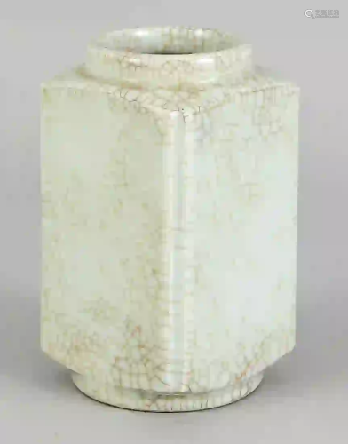Small square vase, China, 19th cent