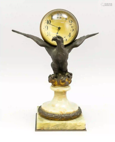 Table clock bird of prey carrying a