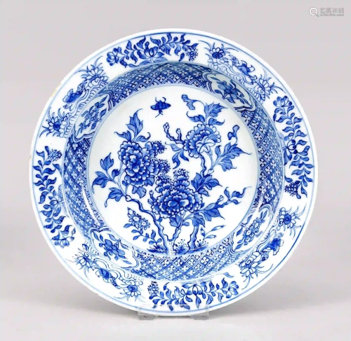 Plate with chrysanthemum decor, Chi