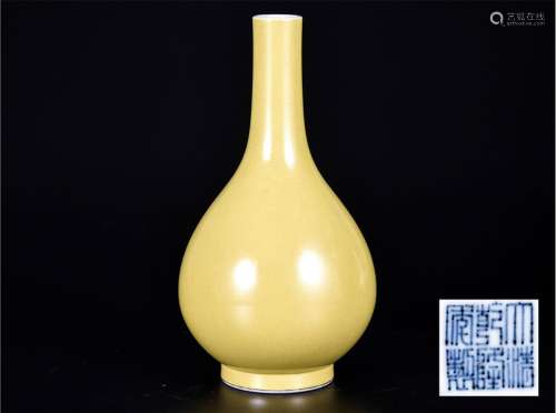 黄釉胆瓶