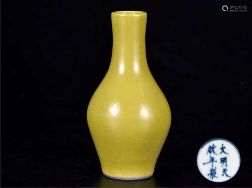 黄釉橄榄小瓶