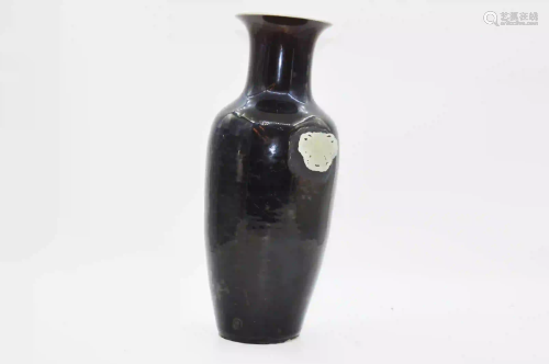 17th century china bottle with a jade