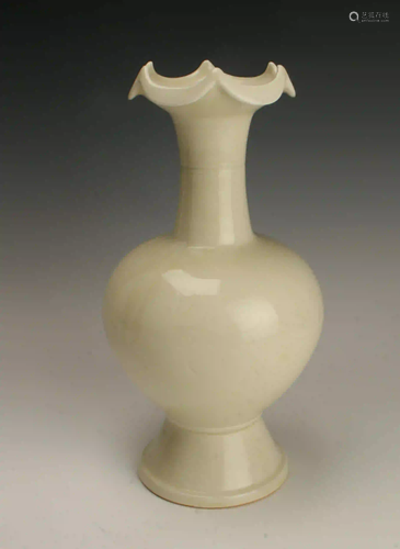 PALE CELADON INCISED LOTUS VASE