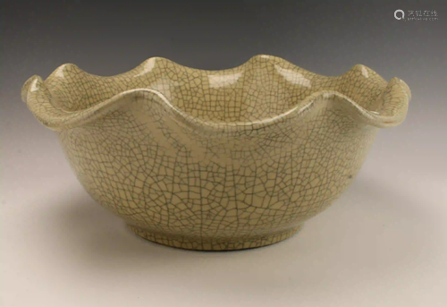 LARGE SCALLOPED EDGE CRACKLE BOWL