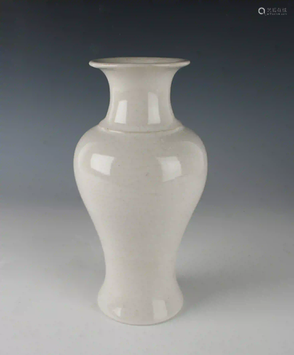 WHITE CRACKLE PHOENIX TAIL VASE