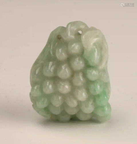 CARVED GREEN JADE GRAPES