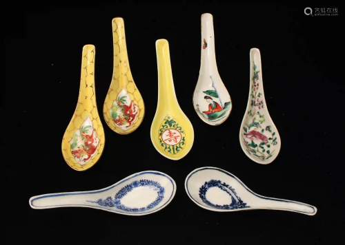 SEVEN CHINESE PORCELAIN SPOONS