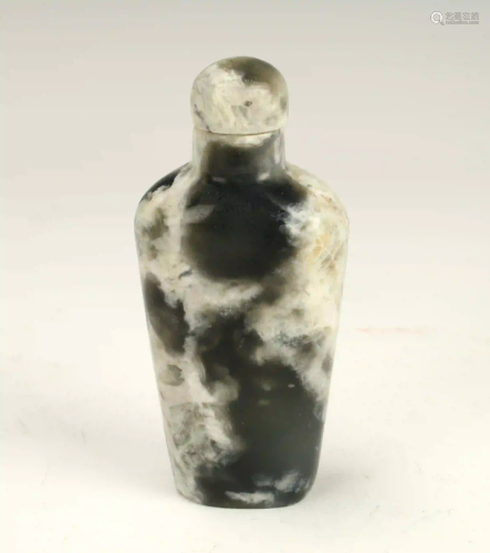 BLACK AND WHITE STONE SNUFF BOTTLE