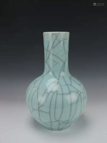 GLOBULAR CELADON CRACKLE VASE