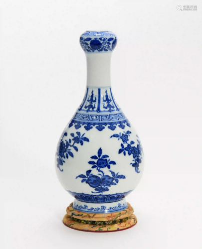 A Blue and White Floral Porcelain Garlic-head Bottle