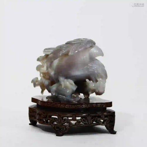 An Agate Carved Eagle Ornament with Standing
