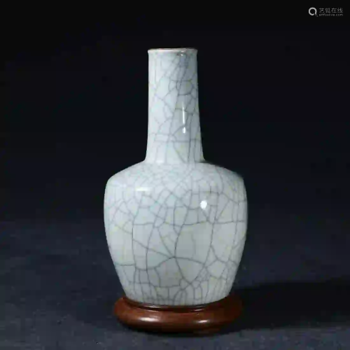 A Ge Glaze Porcelain Straight Neck Vase