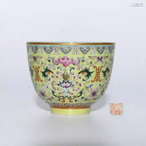 A Green Ground Famille Rose Gilt Flower Porcelain Cup