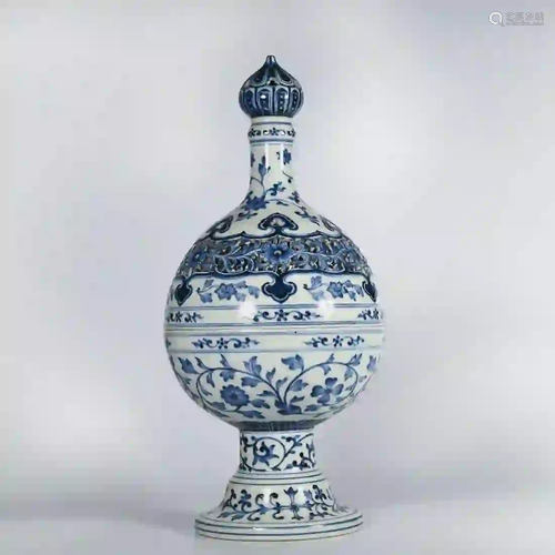 A Blue and White Interlocking Flower Porcelain Vase